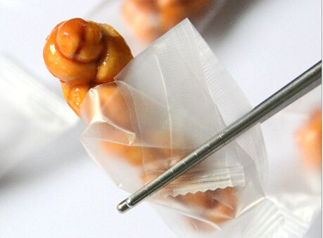 红糖麻花穿上真空包装 销售更有利