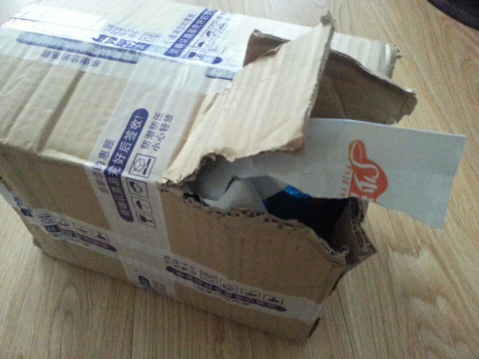 快递包裹破损