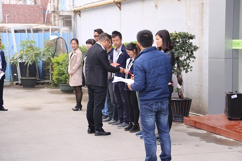 黄总为优秀员工颁奖