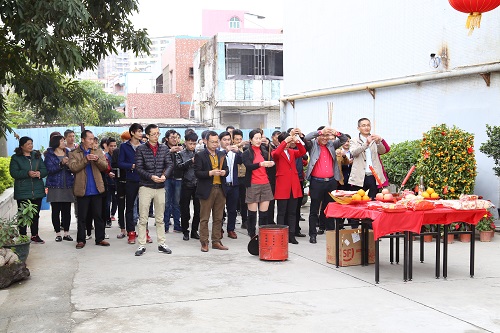 全体员工向财神上香祈福