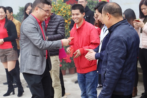 黄总发新年红包