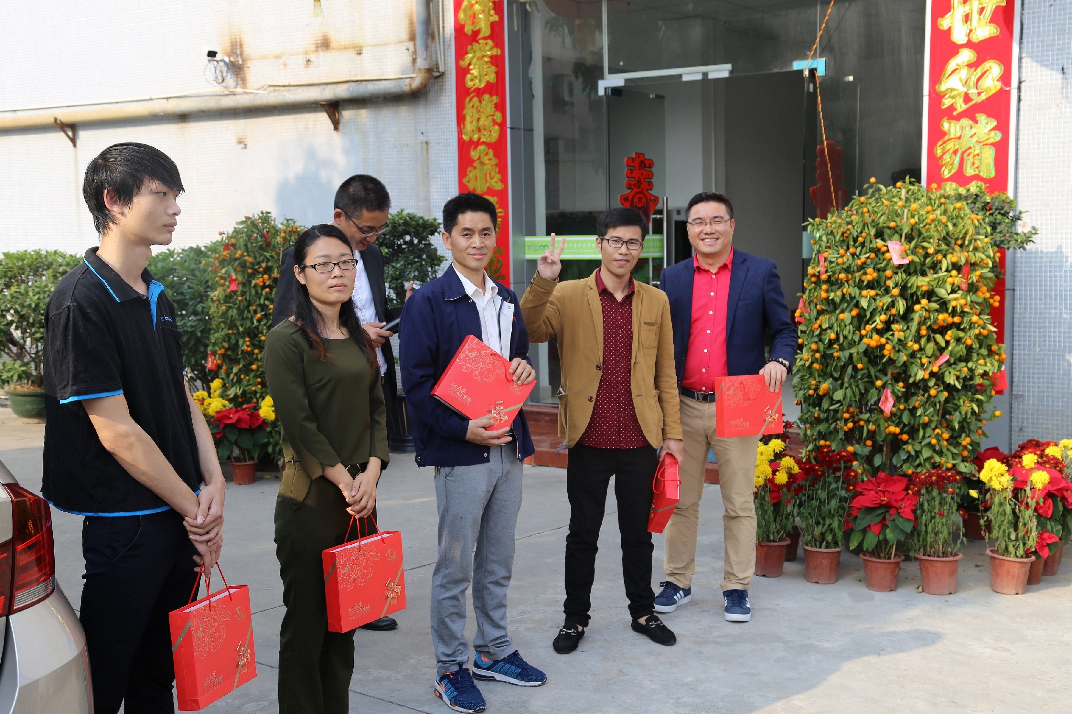 黄总为生日员工颁礼物